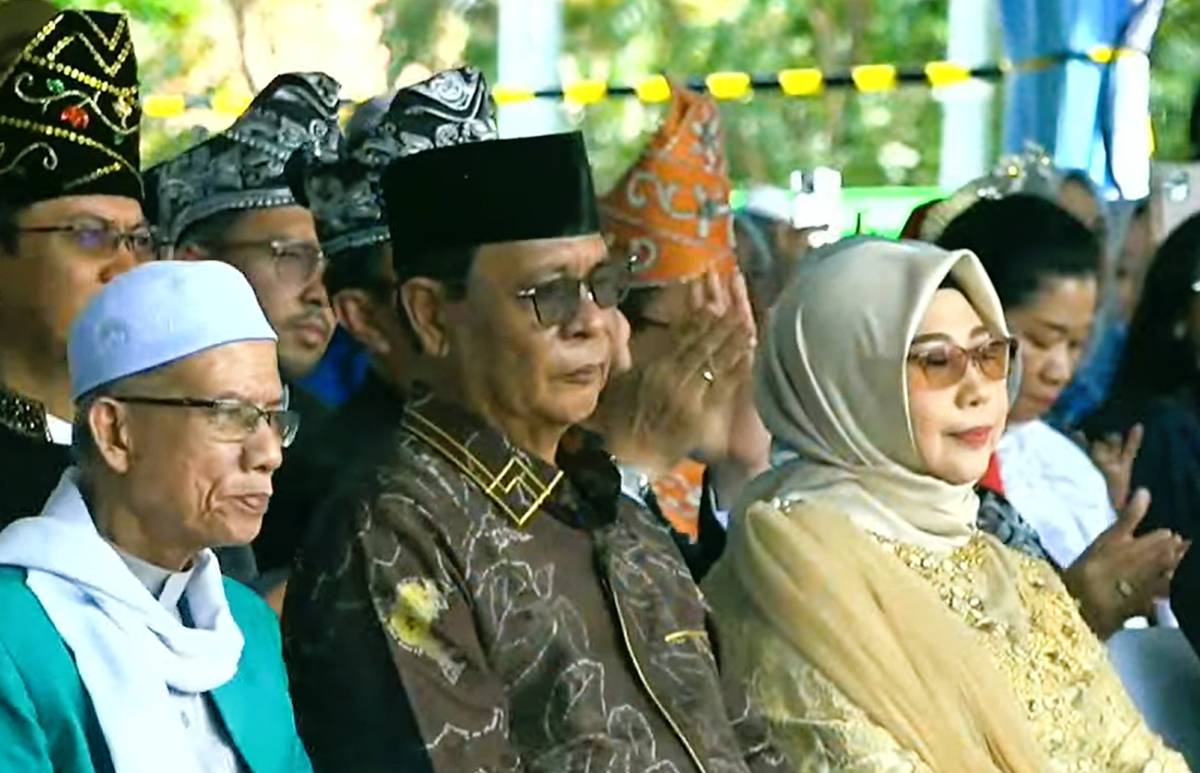 Momen Harjad 75 Kalsel, mantan Gubernur Kalsel H Sahbirin Noor (Paman Birin) muncul ke khalayak umum setelah lama tak terlihat pasca-mengundurkan diri sebagai Gubernur Kalsel tahun lalu, Kamis (14/8/2025). (Sekreteriat Daerah Kalimantan Selatan/YouTube)