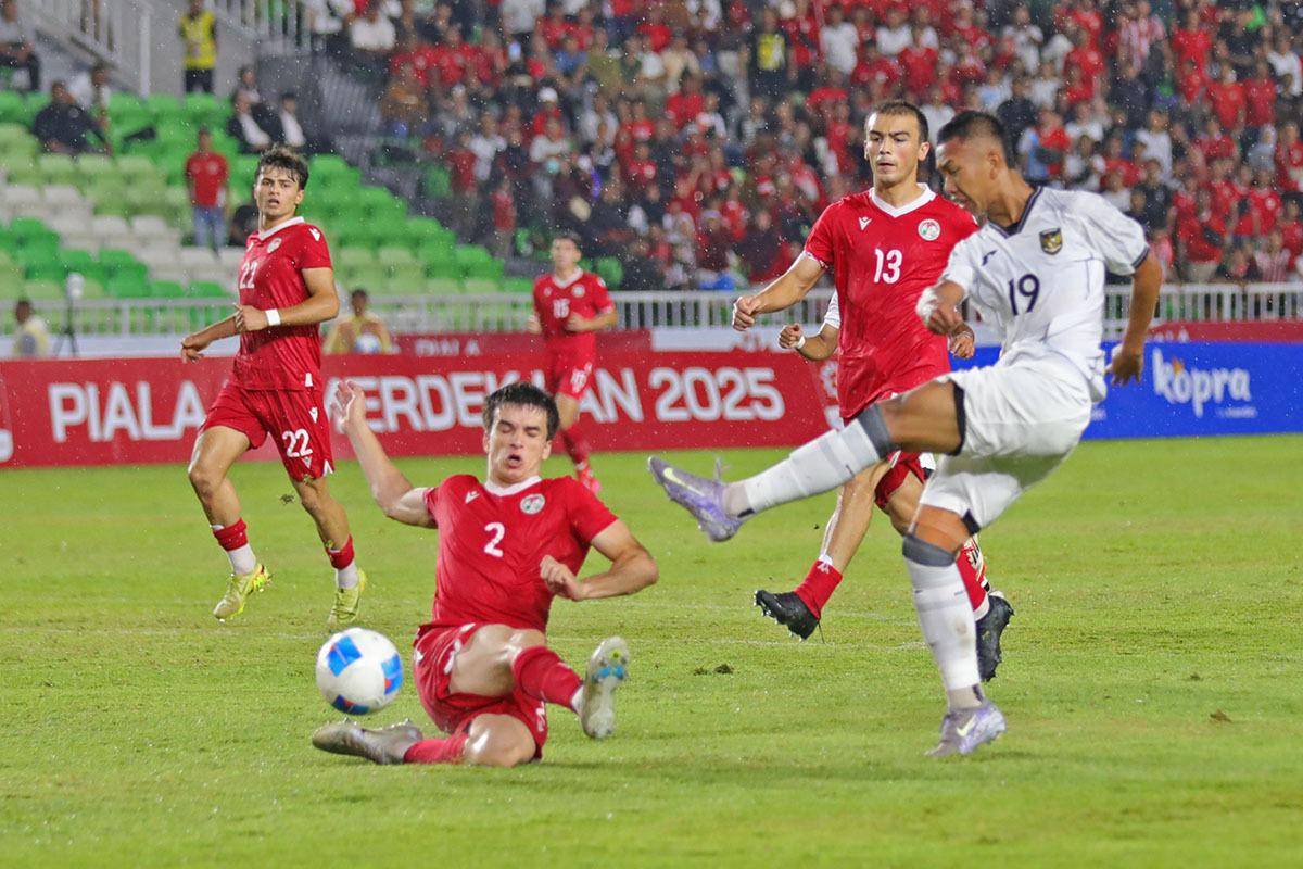 Timnas Indonesia U-17 melawan Tajikistan U-17 pada Piala Kemerdekaan 2025 berakhir seri 2-2 (IDN Times/Arifin Al Alamudi)