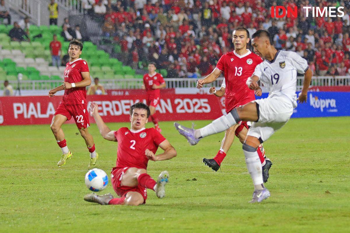 Timnas Indonesia U-17 melawan Tajikistan U-17 pada Piala Kemerdekaan 2025 berakhir seri 2-2 (IDN Times/Arifin Al Alamudi)