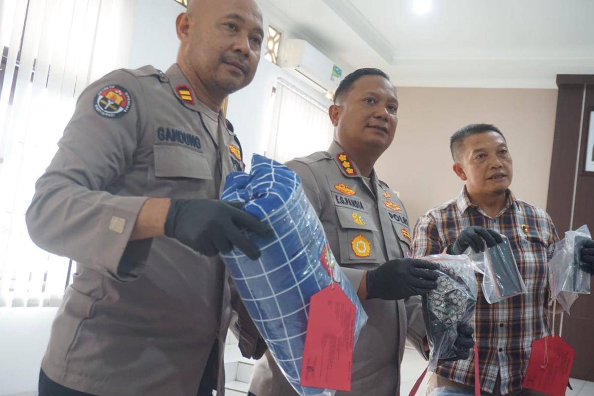 Polresta Yogyakarta mengamankan pria diduga habisi teman wanita di hotel.