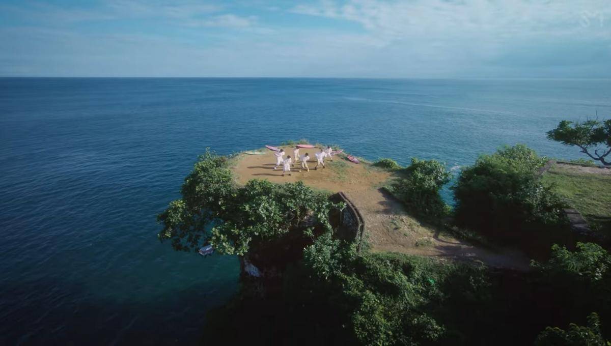 Tangkapan layar NCT Wish di Balangan Cliff, Badung