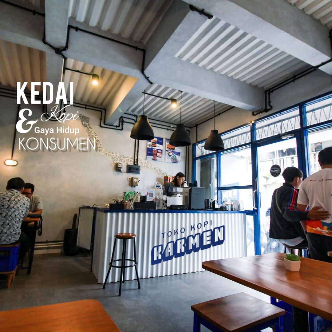 Suasana di Toko Kopi Karmen Surabaya