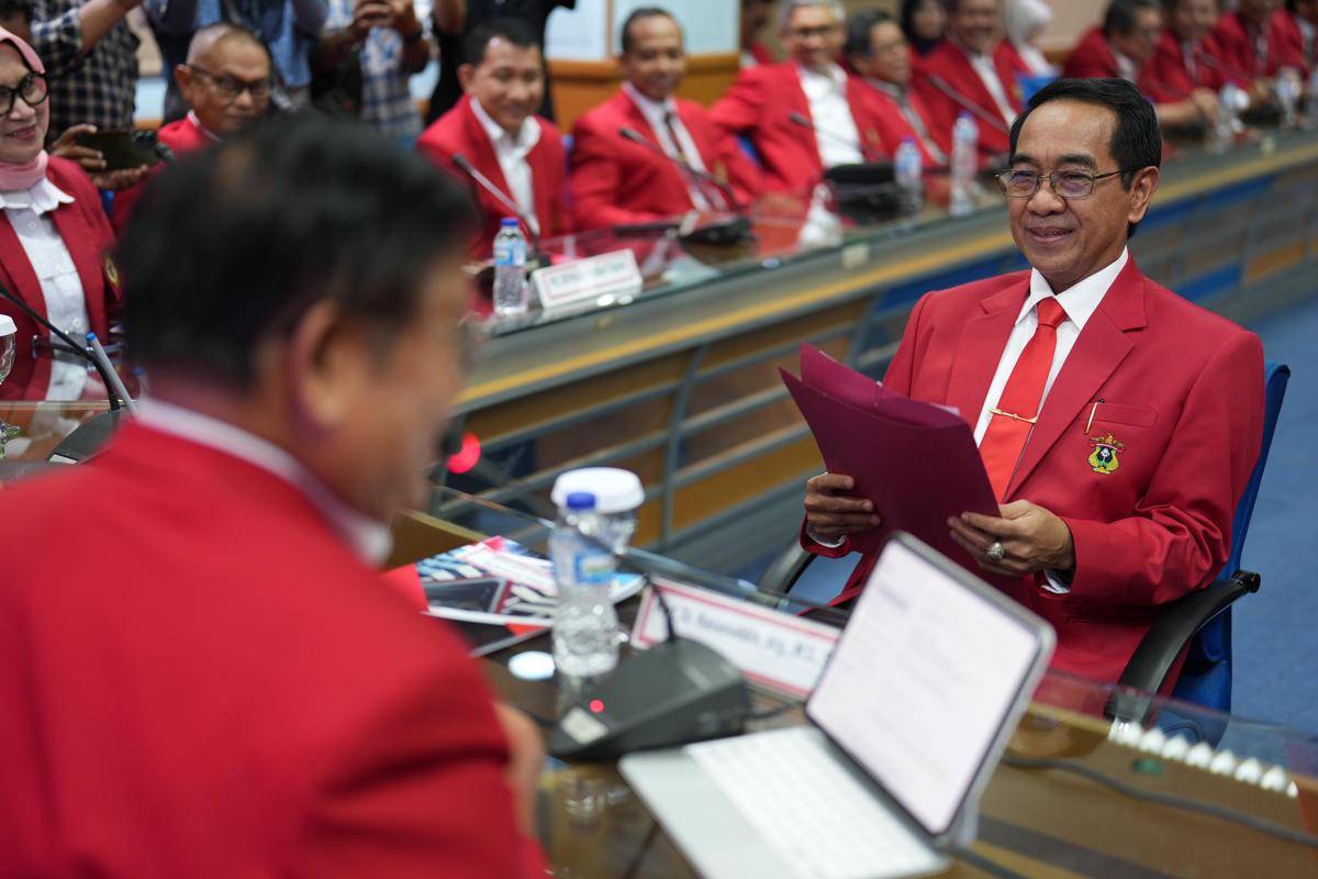Prof. Jamaluddin Jompa (kanan) saat mengemabalikan formulir pendaftaran calon rektor Unhas, Kamis (14/8/2025).