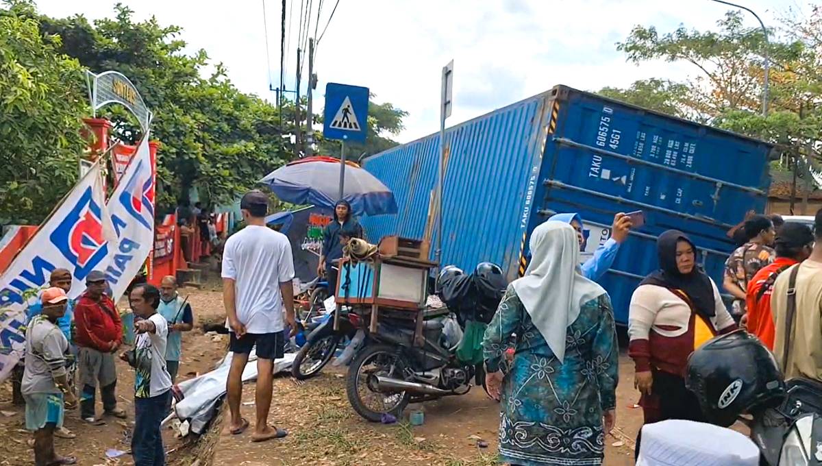 Peti kemas jatuh dari truk kontainer tepat di depan SDN 1 Landasan Ulin Selatan, Kota Banjarbaru, Kalsel, Kamis (14/8/2025). (Hendra Lianor/IDN Times)