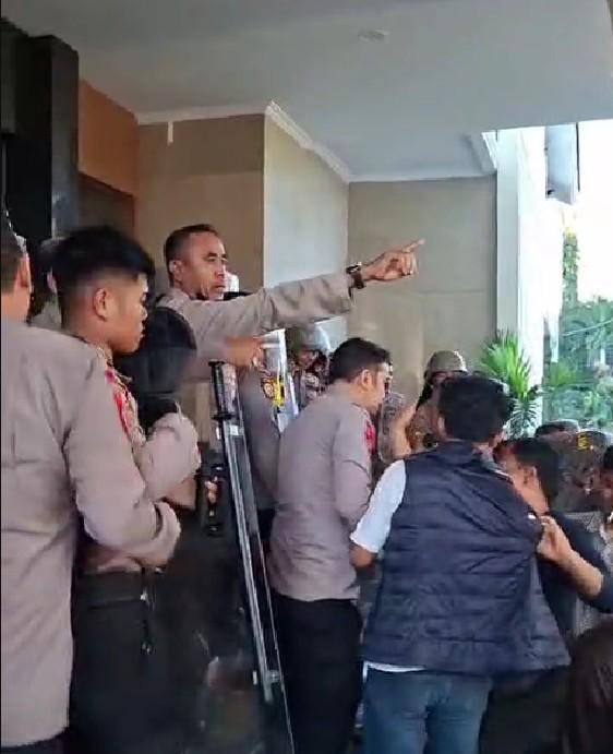 Demonstrasi warga menolak kenaikan Pajak Bumi dan Bangunan (PBB) di Kabupaten Bone, Sulawesi Selatan (Sulsel), diwarnai kericuhan, Kamis (14/8/2025)