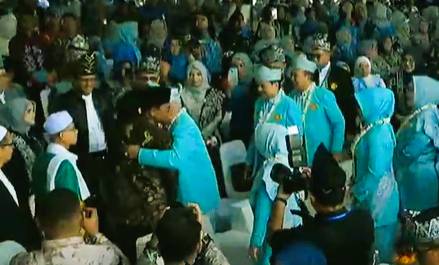 Momen Gubernur, Wagub, dan Sekdaprov Kalsel memeluk-mencium Paman Birin, di Harjad 75 Kalsel, Kamis (14/8/2025).