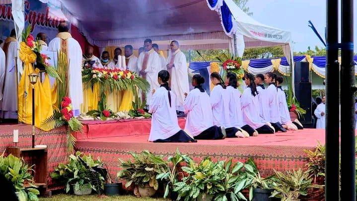 Pelaksanan perayaan 120 tahun Misi Katolik di kompleks Patung Hati Kudus Yesus, Bandar Udara Mopah, Merauke, Kamis (14/8/2025).