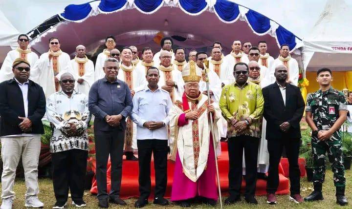 Gubernur Papua Selatan bersama  Mgr. Petrus Canisius Mandagi, MSC (Uskup Agung Merauke) dalam momen sukacita 120 tahun misi gereja katolik di Papua Selatan, Kamis (14/8/2025).
