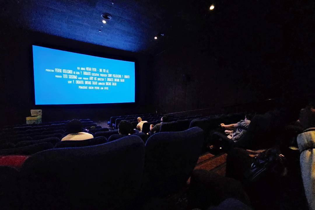 Suasana nonton Merah Putih One for All di Surabaya