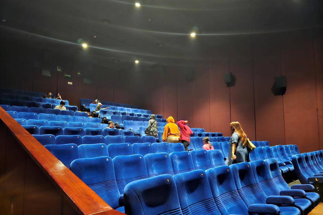 Suasana nonton Merah Putih One for All di Surabaya