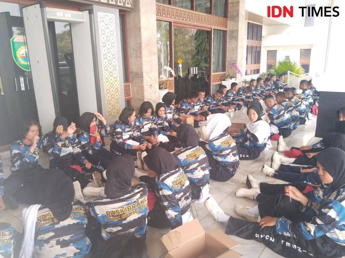 Paskibraka Sumsel saat istirahat di sela latihan Lapangan Griya Agung Palembang (IDN Times/Feny Maulia Agustin)