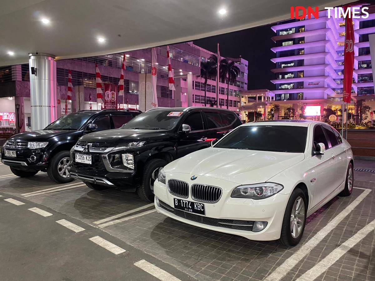 Kejaksaan Agung menyita empat mobil milik Riza Chalid dengan nama yang terafiliasi (IDN Times / Irfan Faturohman)