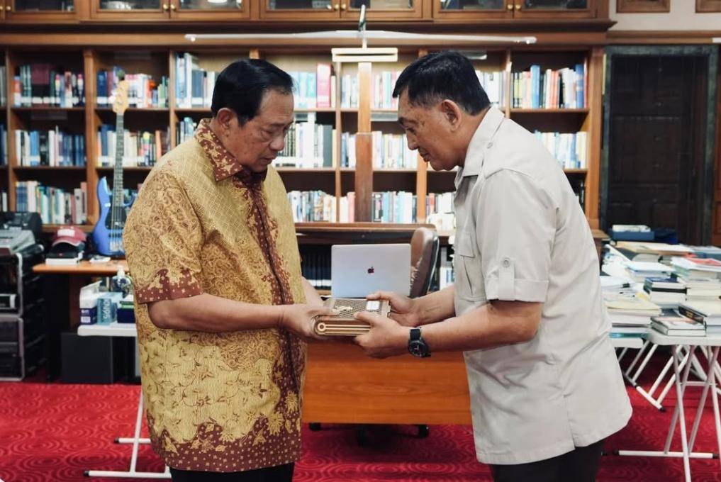 Menteri Pertahanan Sjafrie Sjamsoeddin (kanan) antarkan undangan untuk upacara HUT ke-80 RI di Istana kepada Presiden ke-6, Susilo Bambang Yudhoyono (SBY). (www.instagram.com/@sjafrie.sjamsoeddin)