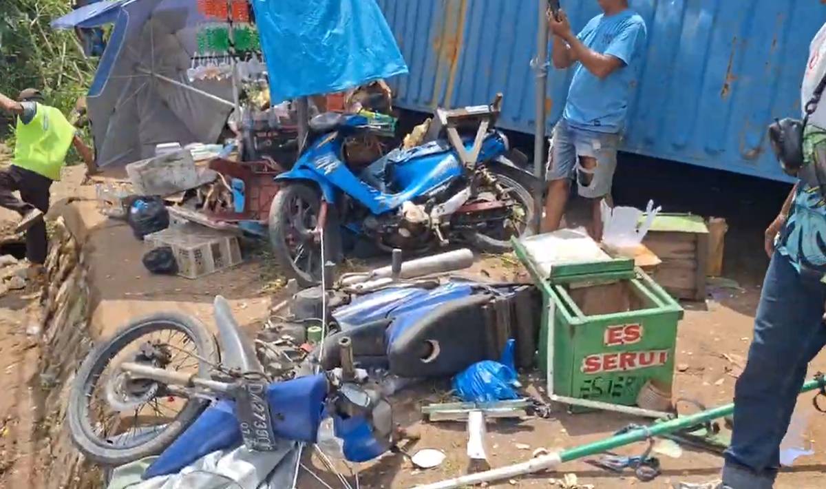 Sejumlah pedagang di depan SDN 1 Landasan Ulin Selatan juga jadi korban tertimpa kontainer jatuh, Kamis (14/8/2025). (Hendra Lianor/IDN Times)