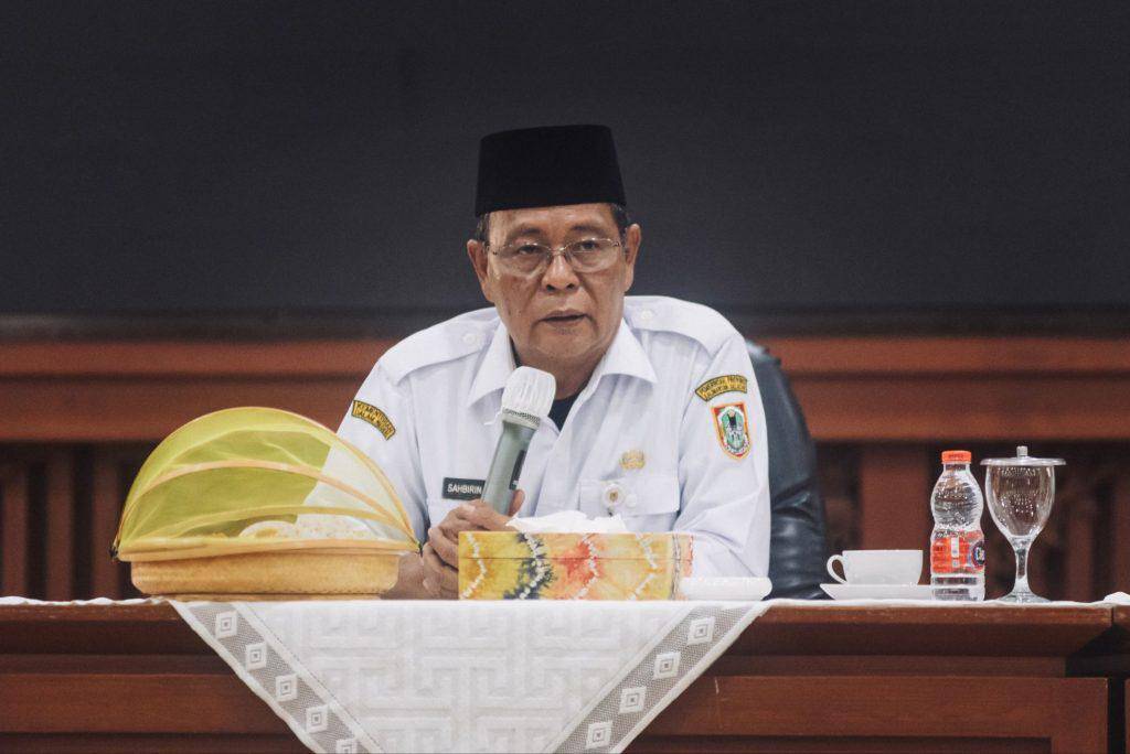 Momen saat H Sahbirin Noor (Paman Birin) mengumumkan pengunduran dirinya sebagai Gubernur Kalsel, Rabu (13/11/2024). (Dok/Adpim Kalsel)