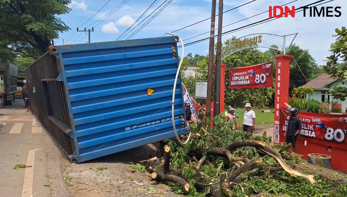 Peti kemas jatuh dari truk kontainer tepat di depan SDN 1 Landasan Ulin Selatan, Kota Banjarbaru, Kalsel, Kamis (14/8/2025). (Hendra Lianor/IDN Times)