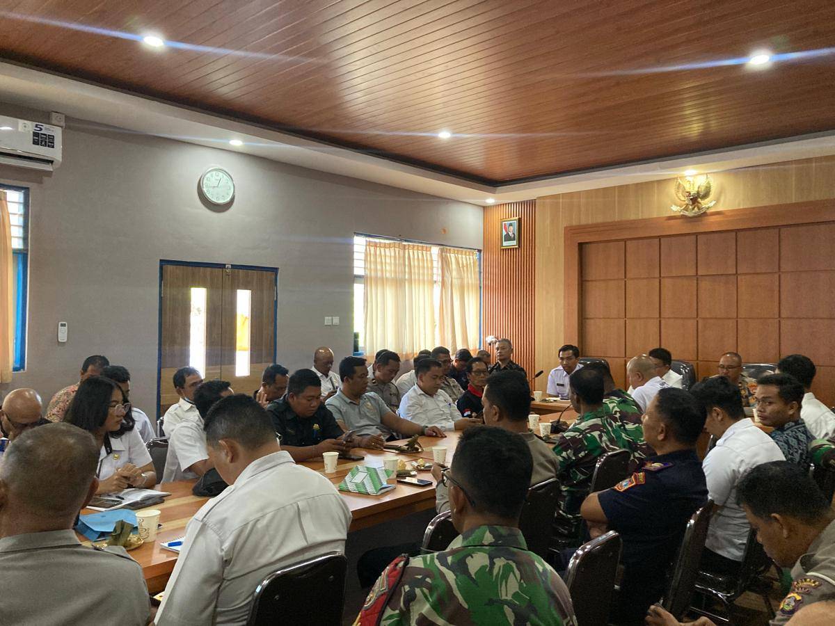 Rapat terkait pembatasan jam opersional truk di Karangasem