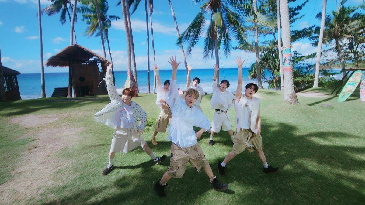 Potret member NCT Wish di Bali Chocolate Factory dalam video klip Surf 