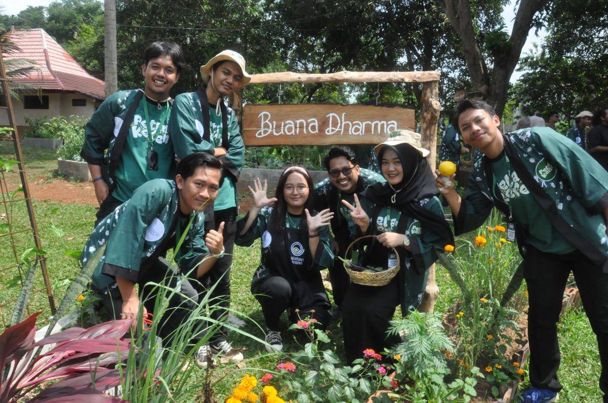Peserta program regenerasi petani Petani Keren menunjukkan kebun permodelan pertanian berkelanjutan di Kwartir Daerah Pramuka Lampung pada Selasa, 29 Juli 2025. (dok. FAO/Ardila Syakriah)