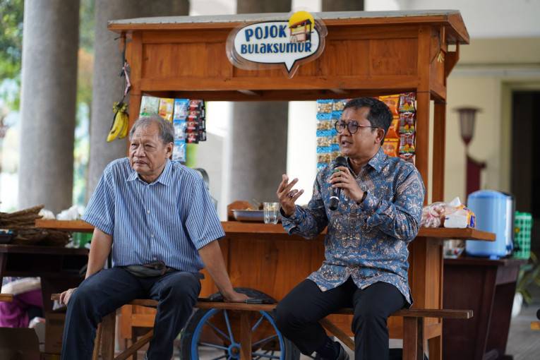 Prof. Faruk (kiri) dan Dr. Arie Sujito. (ugm.ac.id)