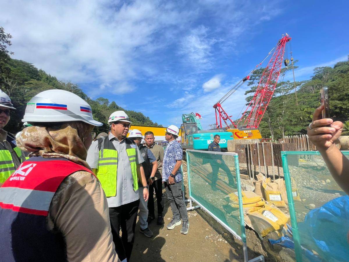 Andre Rosiade melakukan pengecekan pembangunan flyover Sitinjau Lauik (Foto: IDN Times/Halbert Caniago)