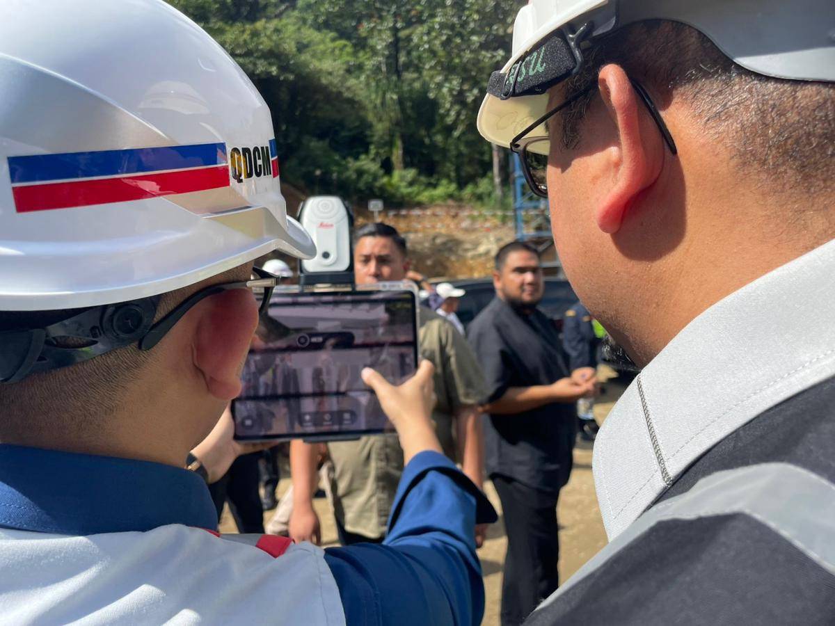 Pihak Hutama Karya memperlihatkan teknologi baru dalam pembangunan flyover Padang-Sicincin (Foto: IDN Times/Halbert Caniago)