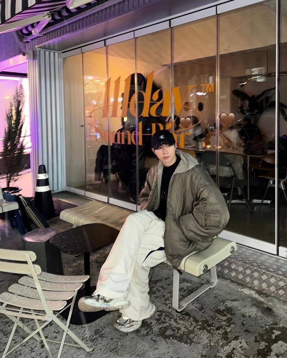 styling white pants ala Zee Pruk Panich (instagram.com/zeepruk)