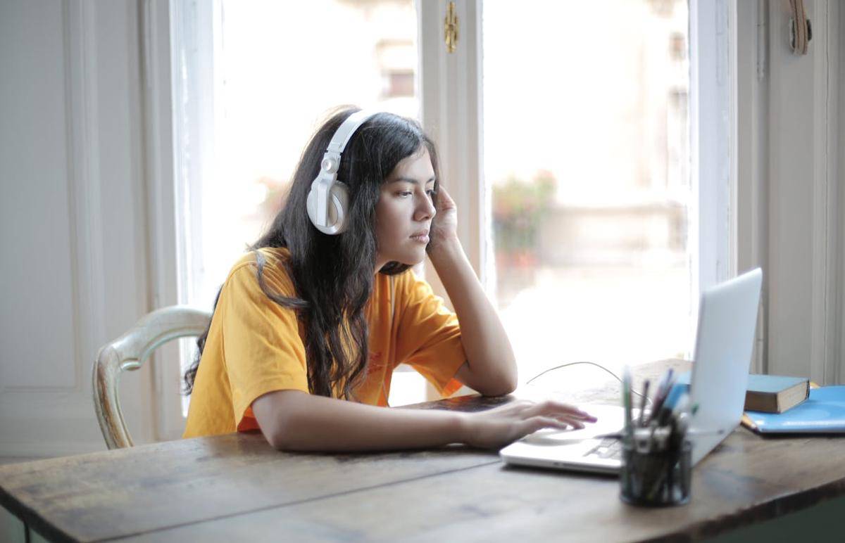 ilustrasi bekerja sambil mendengarkan musik
