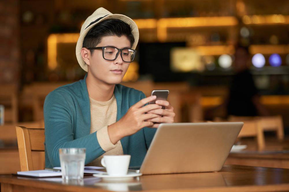  berkomentar dan menulis pesan di dunia maya 