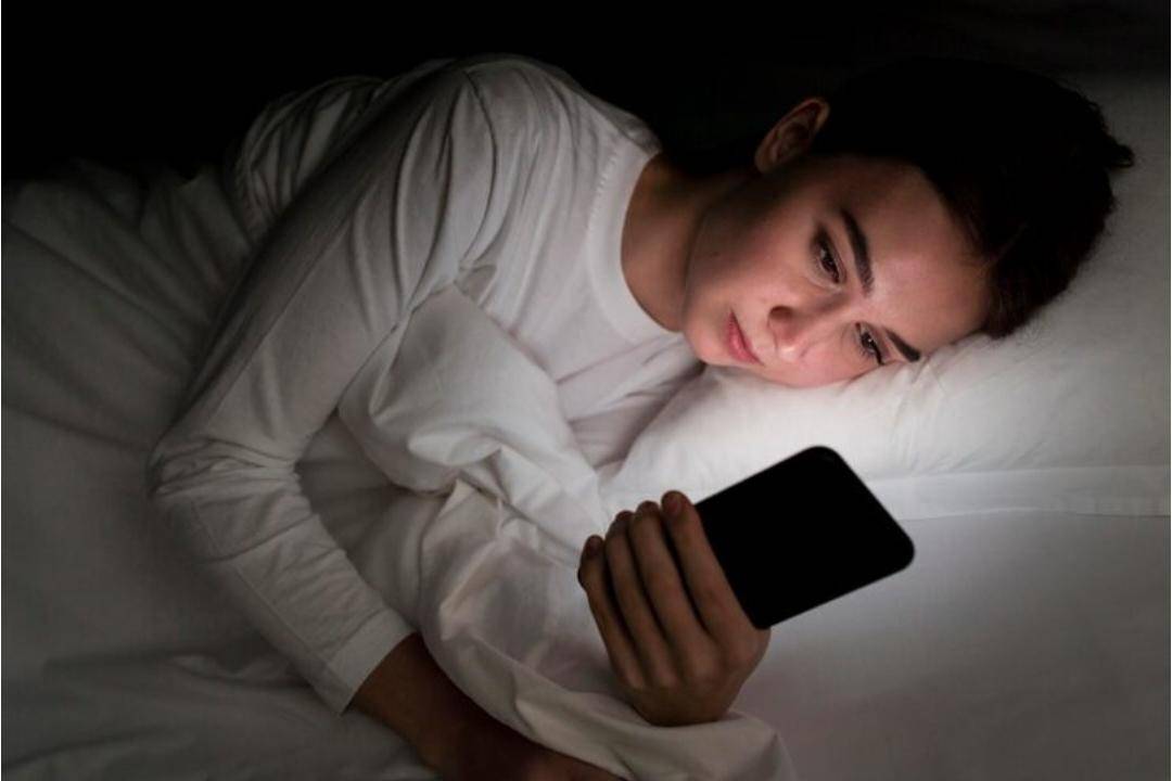 Main Handphone Sebelum Tidur (freepik.com/freepik)