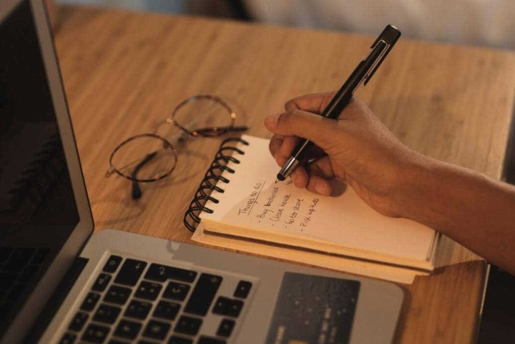 Menulis Jurnal (freepik.com/freepik) 