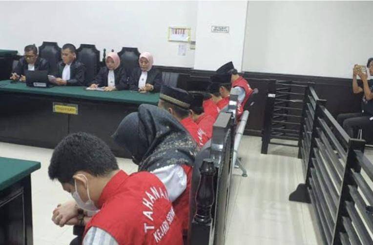 Terdakwa Reni (pakai kerudung) saat jalani sidang (Dok. Khaerul Anwar)