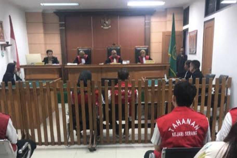 Terdakwa Reni (pakai kerudung) saat jalani sidang (Dok. Khaerul Anwar)