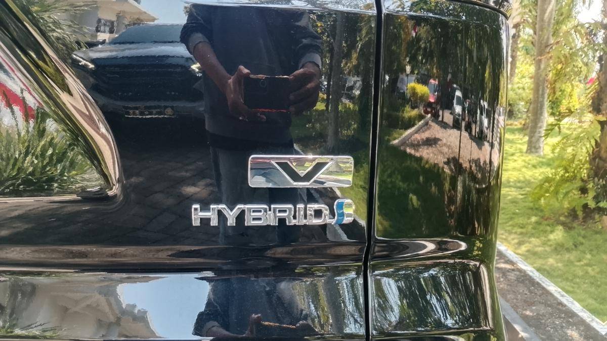 Tiga dari 4 mobil baru yang dibeli Pemkab Magetan untuk pejabat telah dipakai hadiri rapat di DPRD. IDN Times/Riyanto.