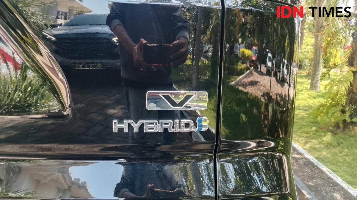 Tiga dari 4 mobil baru yang dibeli Pemkab Magetan untuk pejabat telah dipakai hadiri rapat di DPRD. IDN Times/Riyanto.