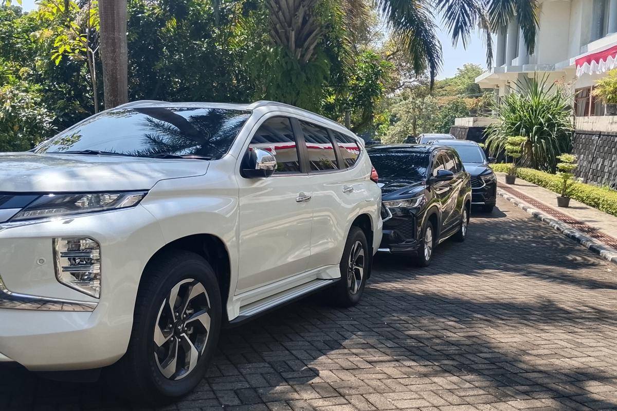 Tiga dari 4 mobil baru yang dibeli Pemkab Magetan untuk pejabat telah dipakai hadiri rapat di DPRD. IDN Times/Riyanto.