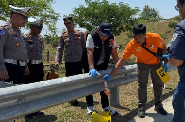 Penemuan ratusan butir peluru dalam tas kuning di ruas tol Ngawi-Kertosono. IDN Times/Riyanto.