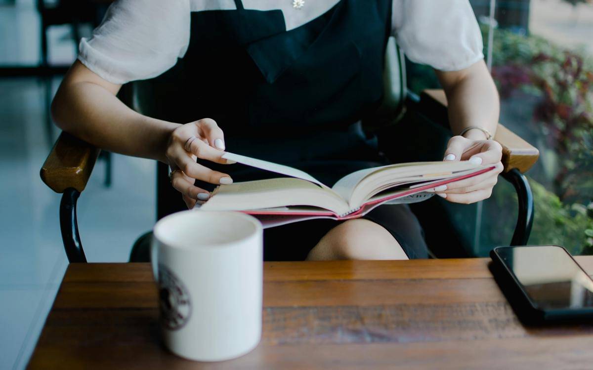 ilustrasi membaca buku (pexels.com/Philip Justin Mamelic)