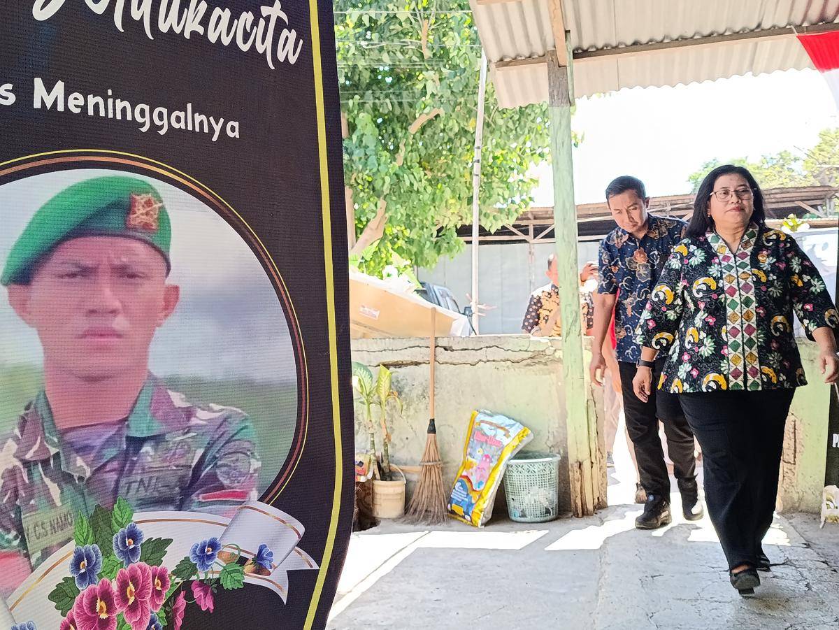 Tim LPSK saat tiba di kediaman Prada Lucky. (IDN Times/Putra Bali Mula)