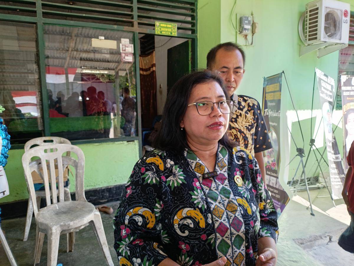 Wakil Ketua LPSK Susilaningtias di kediaman Prada Lucky Chepril Saputra Namo. (IDN Times/Putra Bali Mula)