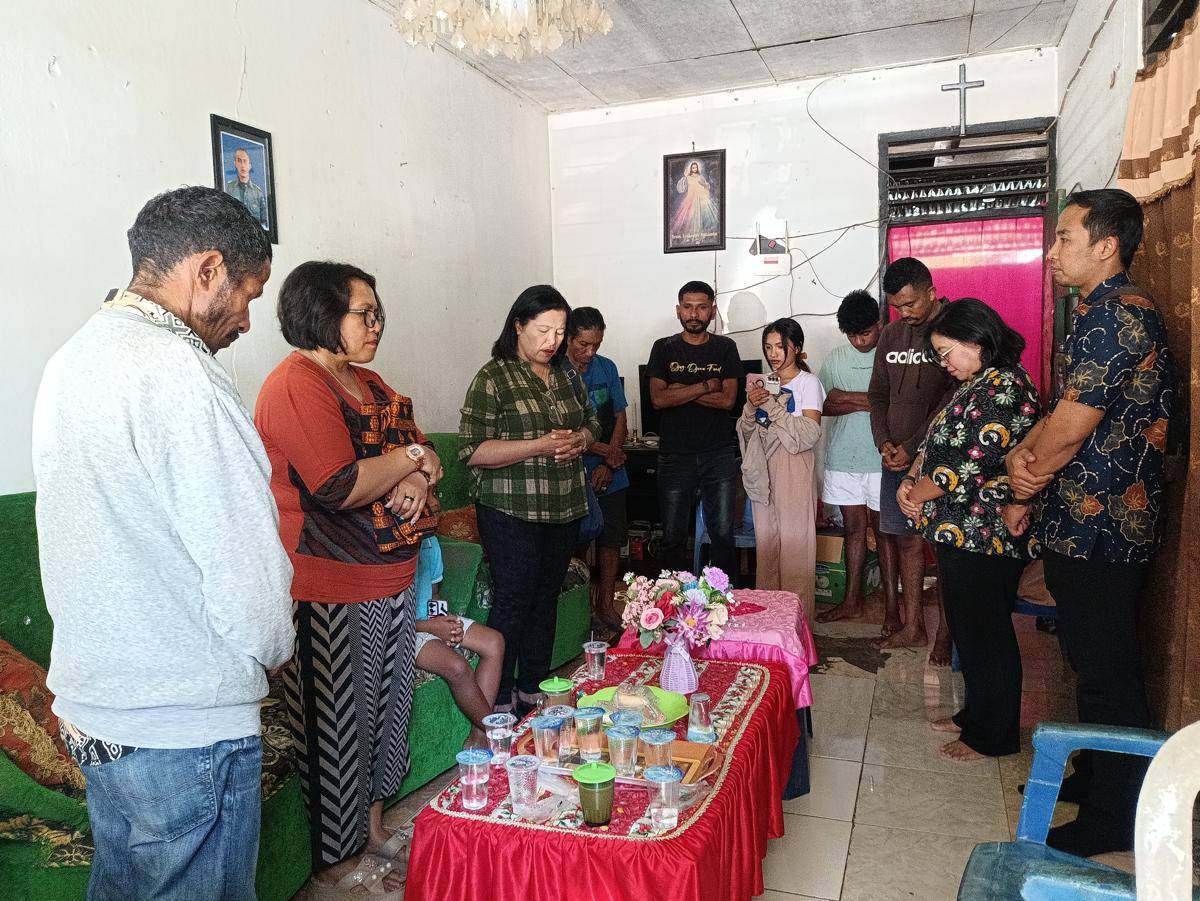 Keluarga Prada Lucky bersama perwakilan keluarga dari Nagekeo dan LPSK berdoa bersama. (IDN Times/Putra Bali Mula)