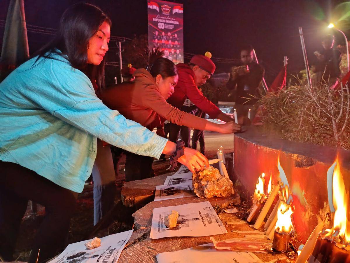 Warga Kota Kupang menyalakan lilin dan berdoa demi keadilan bagi Prada Lucky. (IDN Times/Putra Bali Mula)