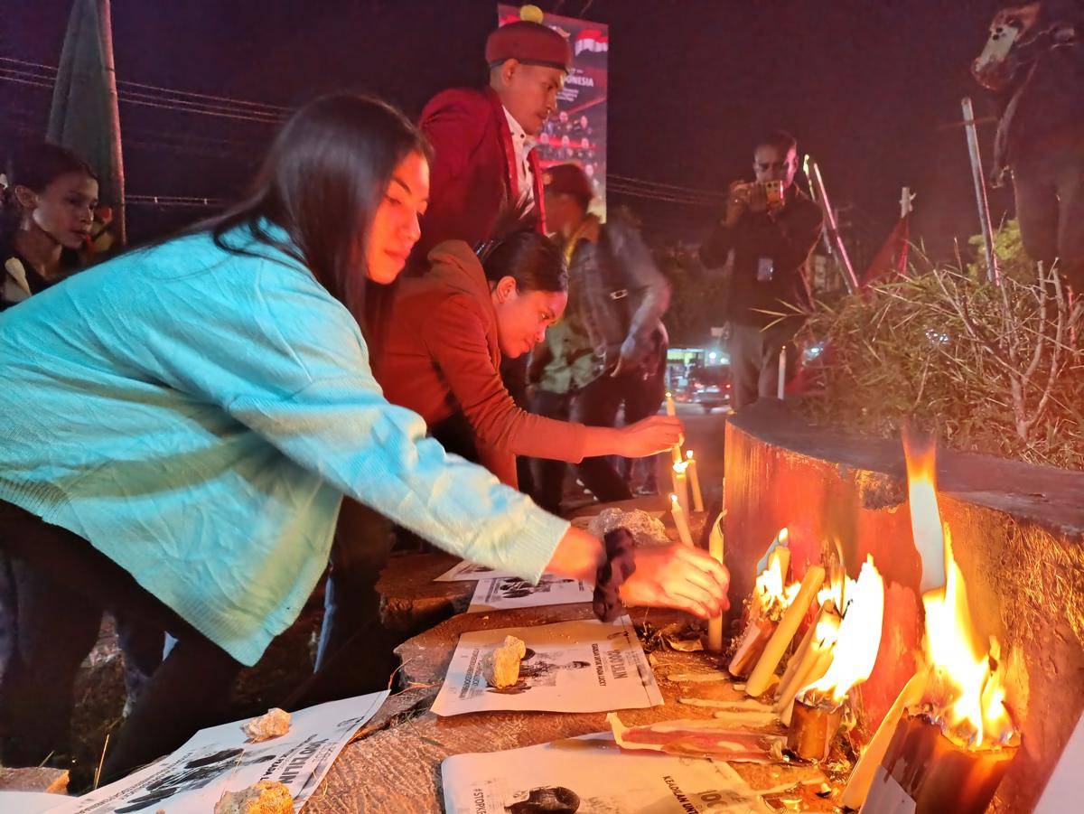Warga Kota Kupang nyalakan lilin dan berdoa demi keadilan bagi Prada Lucky. (IDN Times/Putra Bali Mula)