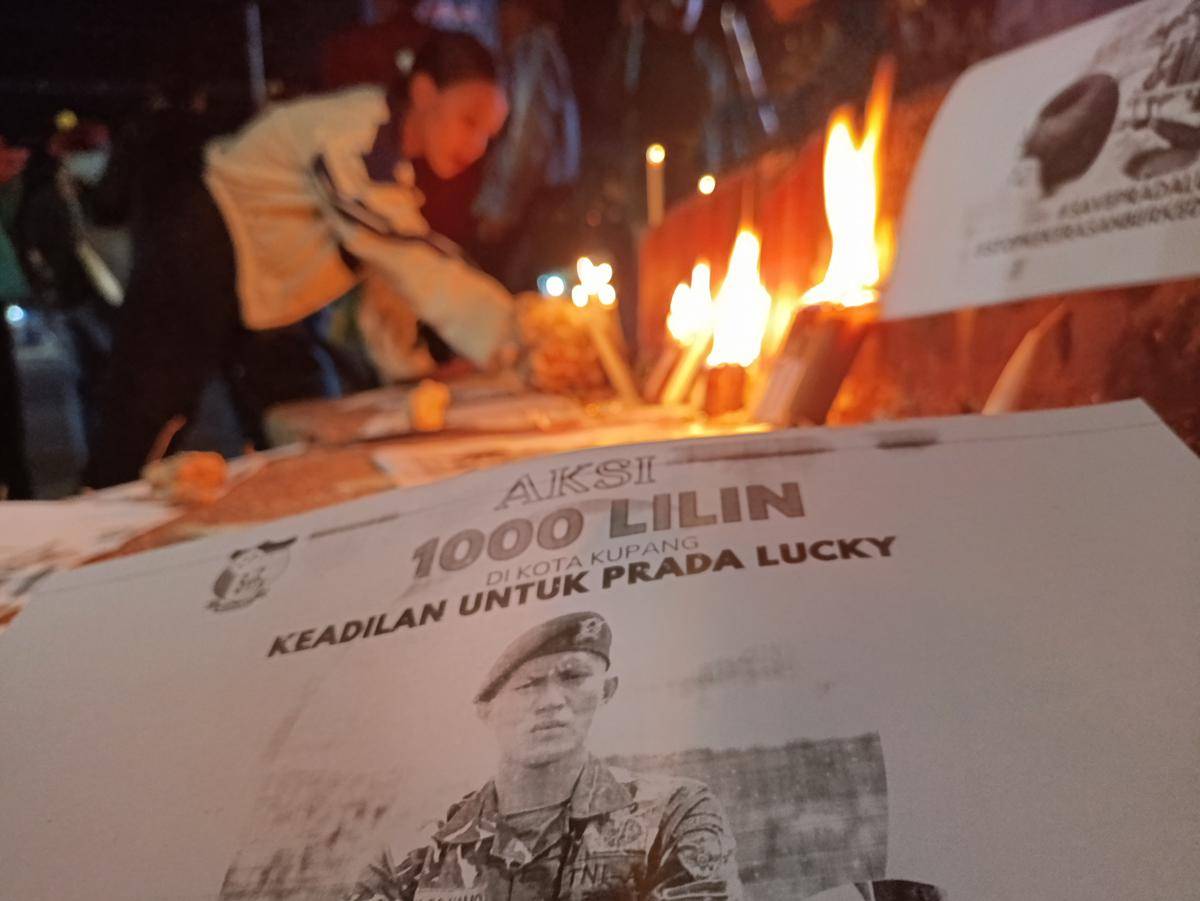 Warga Kota Kupang menyalakan lilin dan berdoa demi keadilan bagi Prada Lucky.