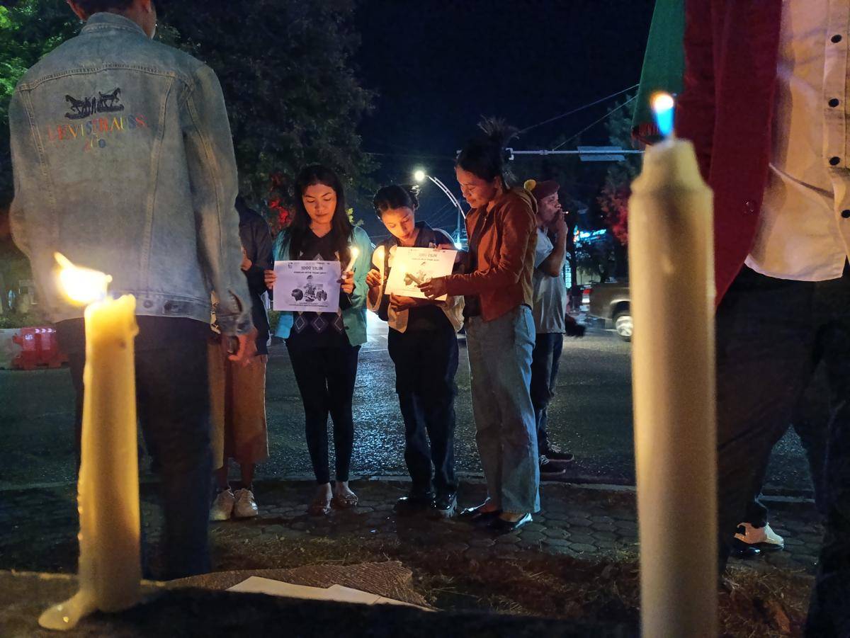 Warga Kota Kupang berdoa dan menyalakan lilin demi keadilan bagi Prada Lucky. (IDN Times/Putra Bali Mula)