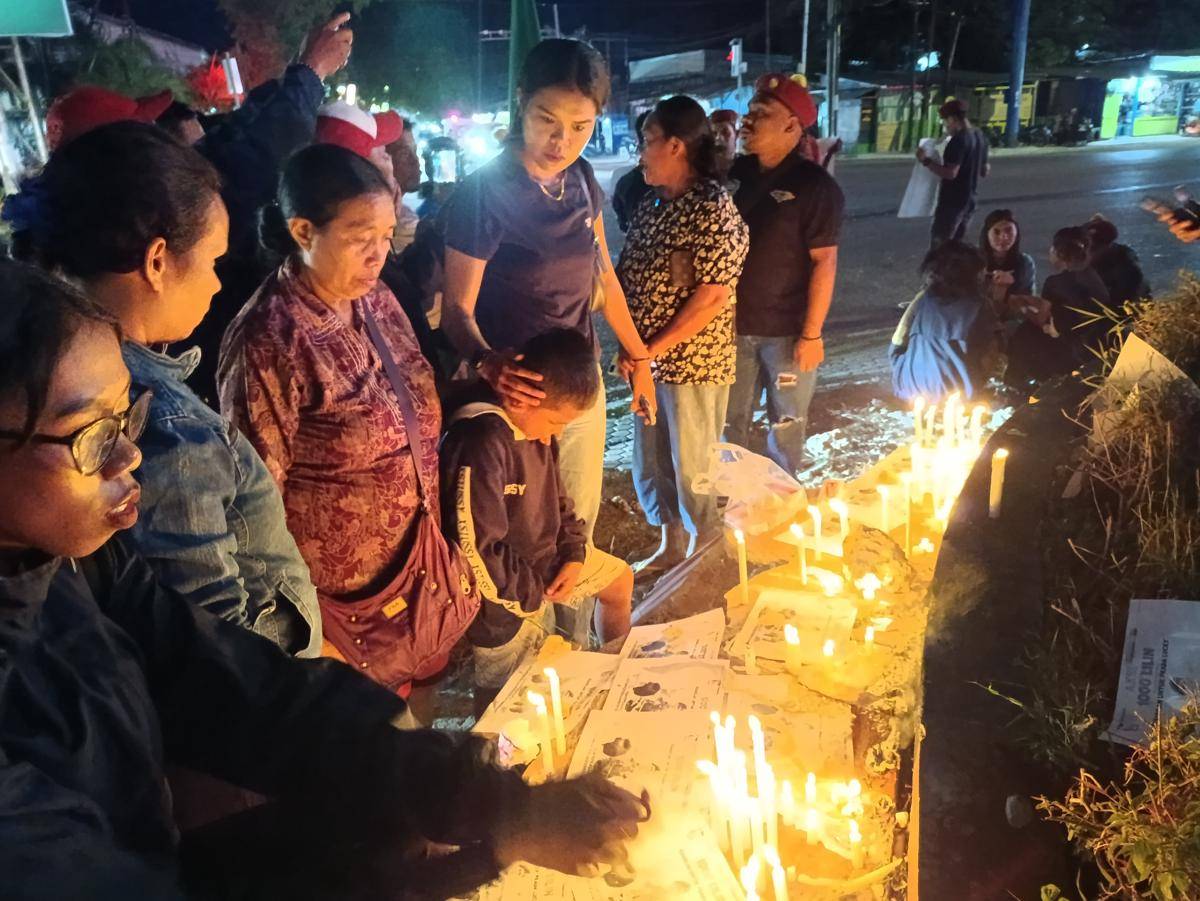 Keluarga Prada Lucky menyalakan lilin dalam aksi keadilan bagi almarhum Prada Lucky. (IDN Times/Putra Bali Mula)