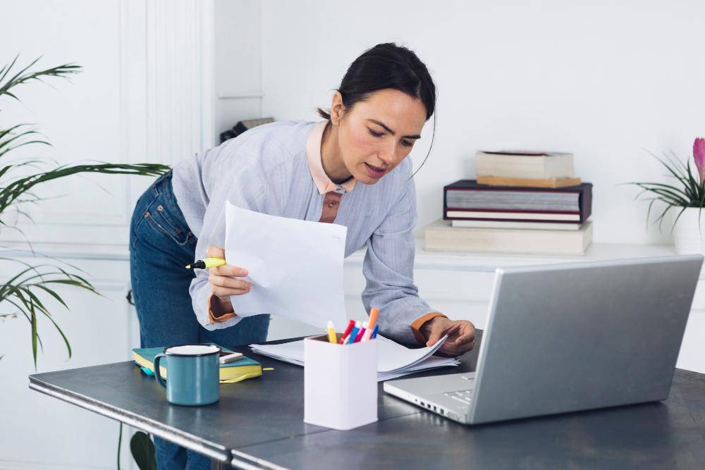 ilustrasi perempuan bekerja di depan laptop