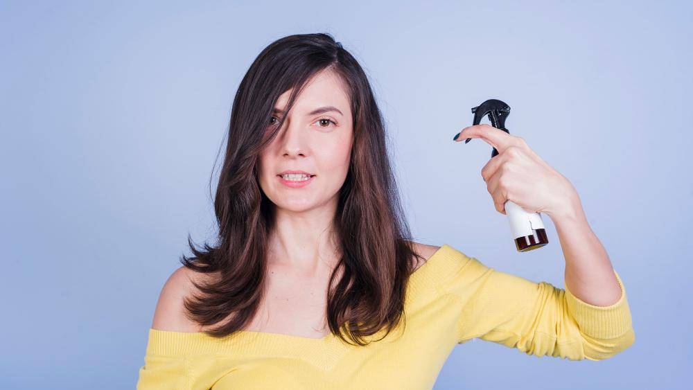 ilustrasi menyemprotkan hair tonic (freepik.com/freepik)
