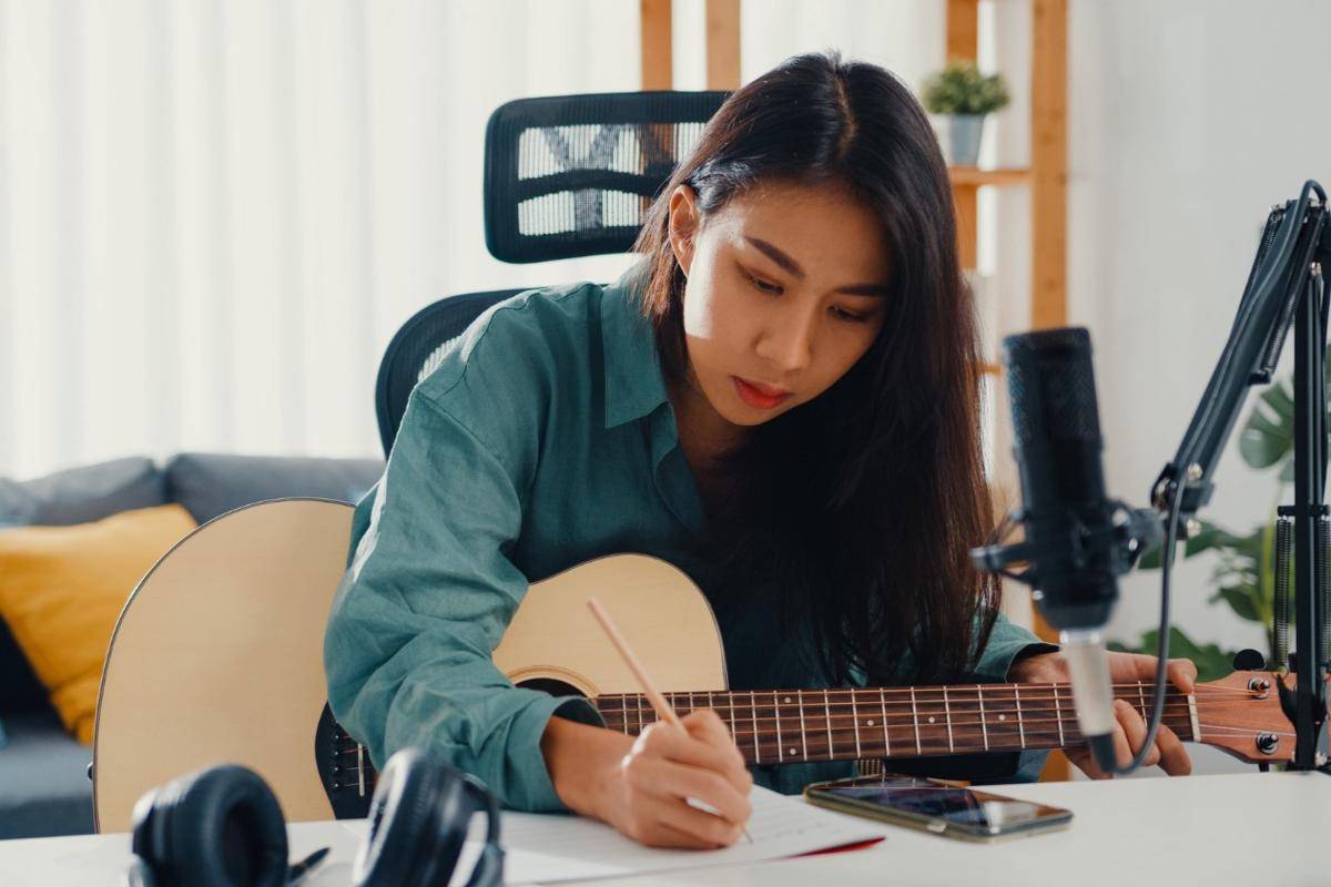 ilustrasi perempuan membuat lagu (freepik.com/tirachardz)