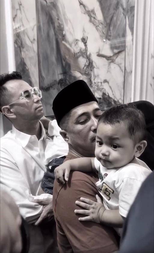 Raffi Ahmad dan Irfan Hakim di rumah duka Mpok Alpa (instagram.com/raffinagita1717)